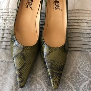 Carlos Santana Green Snakeskin Heels Pointed toe